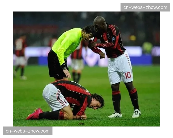 多镜头回放：朗斯前锋的倒钩射门击中横梁，全场惊呼