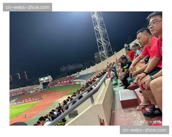 现场播报员因复杂防守阵型名称口误,引发主场球迷善意笑声 现场播报员因复杂防守阵型名称口误,引发主场球迷善意笑声
