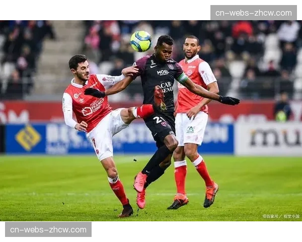 特写:当兰斯高位防线被长传打穿,回追的后腰卡尤斯特展现了不为人知的极限速度 特写:当兰斯高位防线被长传打穿,回追的后腰卡尤斯特展现了不为人知的极限速度