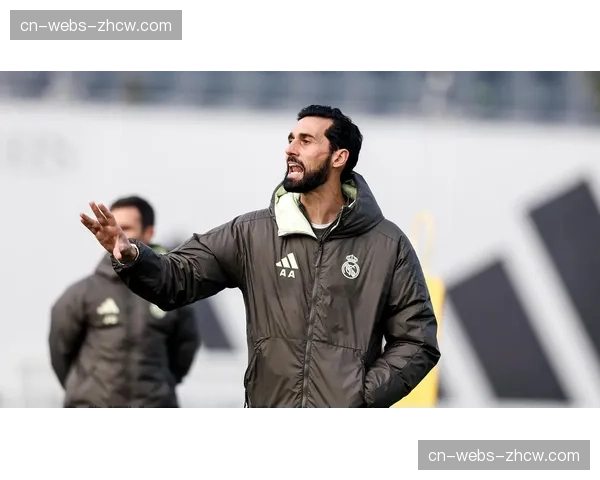 皇马训练基地气氛凝重，阿韦洛亚紧急召开战术会议